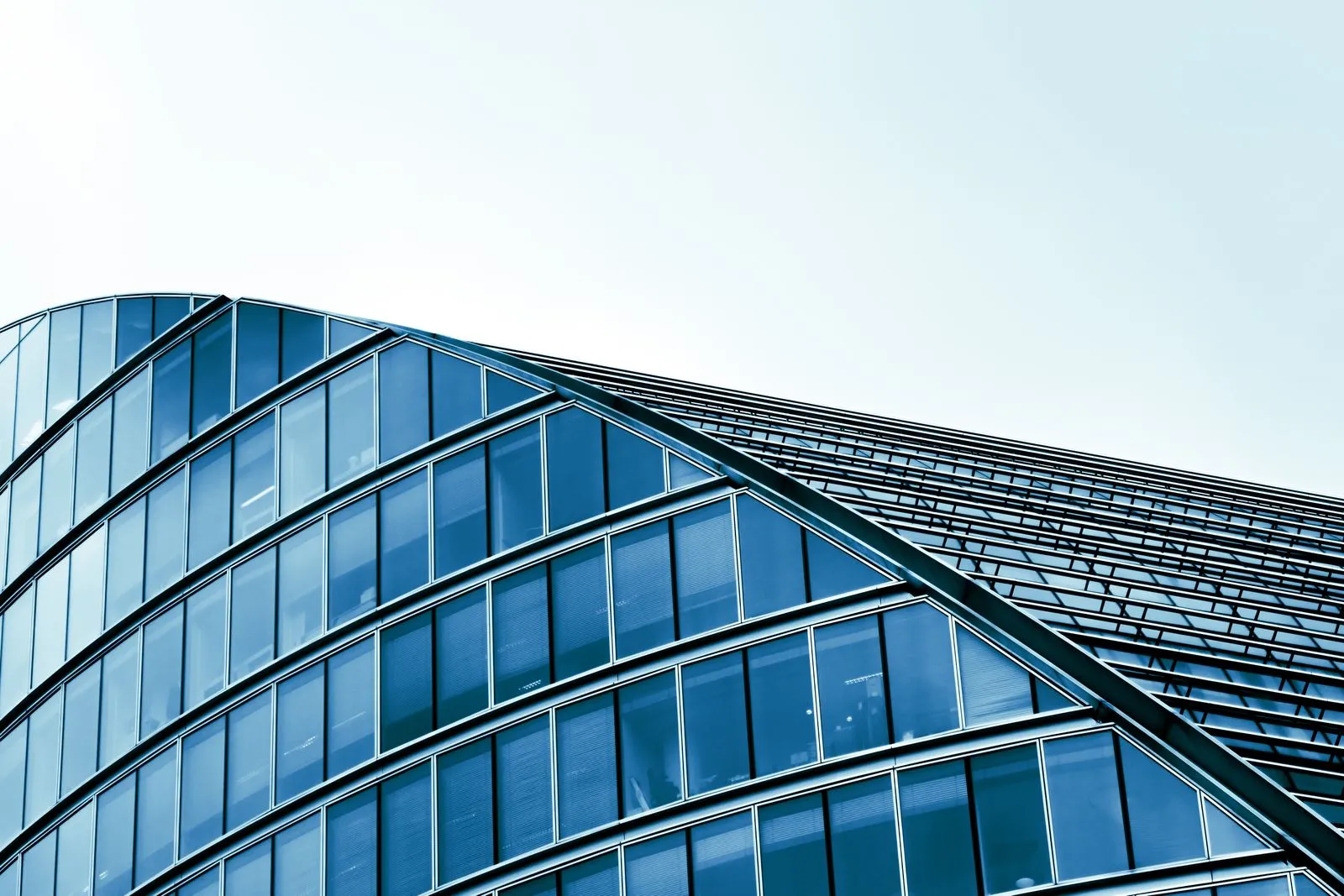 Glas- und Gebäudereinigung an moderner Glasfassade im Raum Belum