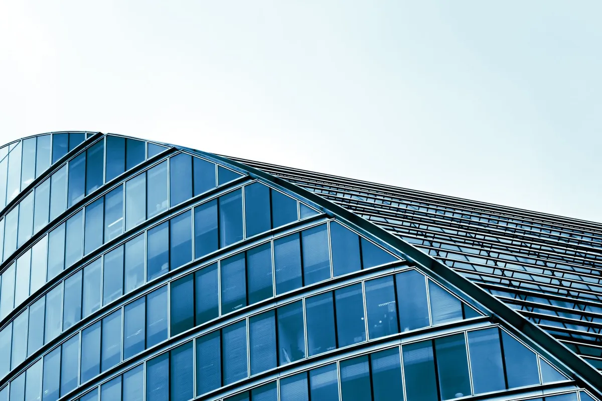 Glas- und Gebäudereinigung an moderner Glasfassade im Raum Belum